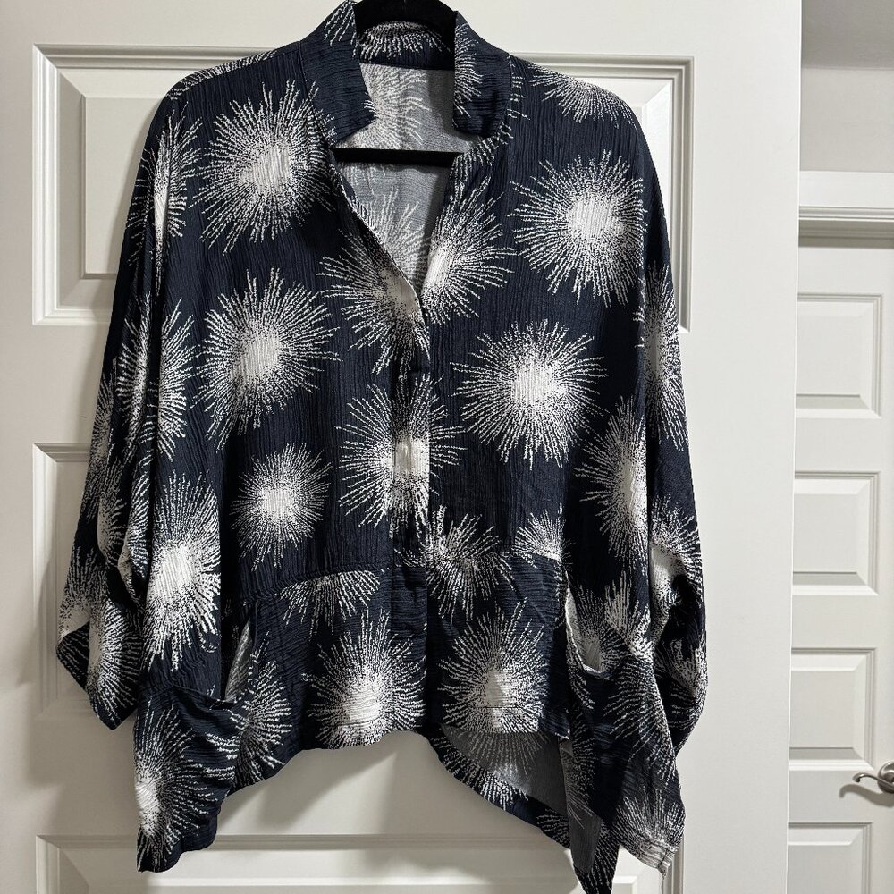 Black and White abstract print kimono style blouse with pockets